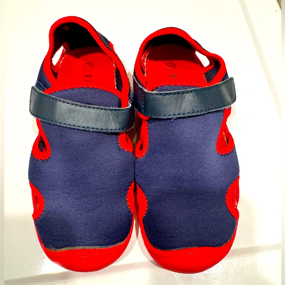 Kids navy/red water shoes: youth Size 11.5